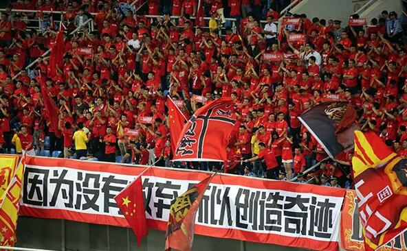 电讯报：阿森纳希望与富安健洋续约 以防拜仁挖角据英国媒体《电讯报》透露，阿森纳希望与富安健洋签订一份新合同，以防拜仁挖角。